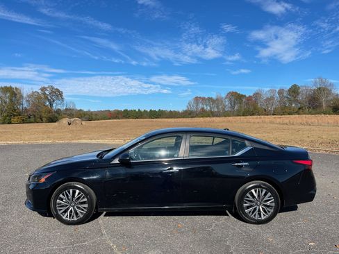 Used 2024 Nissan Altima 2.5 SV FWD image 2