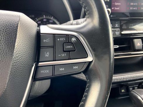 Used 2020 Toyota Highlander XLE AWD/4WD image 25