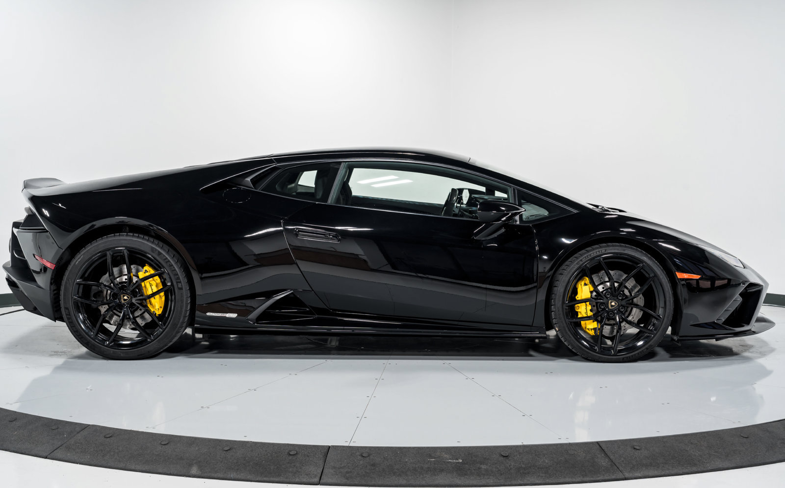Used 2021 Lamborghini Huracan EVO RWD image 2