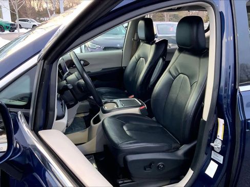 Used 2017 Chrysler Pacifica Touring-L Plus image 7