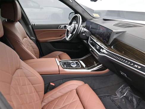 Used 2023 BMW X7 xDrive40i w/ Executive Package image 2