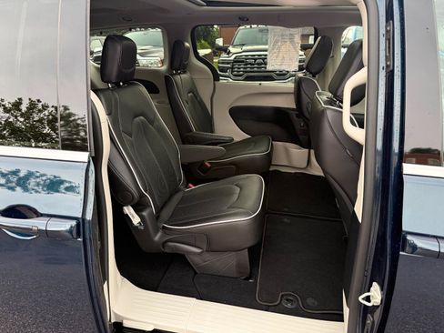 Used 2024 Chrysler Pacifica Limited FWD image 16