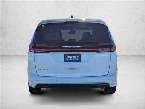 Used 2024 Chrysler Pacifica Touring-L image 7