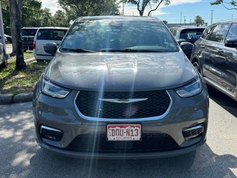 Used 2023 Chrysler Pacifica Touring-L FWD image 8