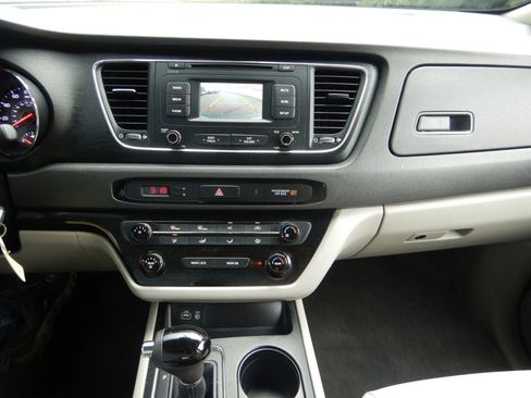 Used 2016 Kia Sedona LX image 15