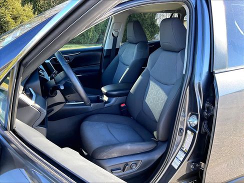 Used 2022 Toyota RAV4 XLE image 10