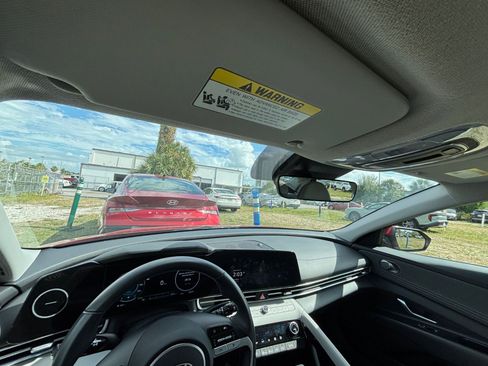 Used 2025 Hyundai Elantra Limited image 34