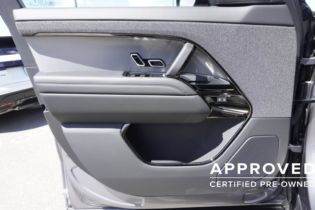 Used 2025 Land Rover Range Rover Sport SE AWD/4WD image 17