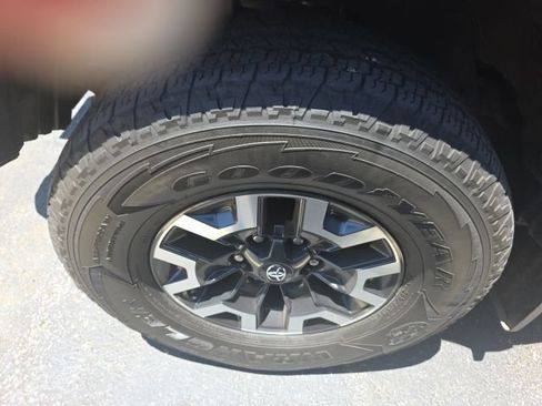 Used 2020 Toyota Tacoma TRD Off-Road w/ Technology Package AWD/4WD image 9