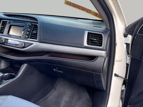 Used 2015 Toyota Highlander Plus FWD image 19