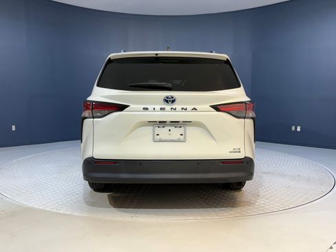 Used 2021 Toyota Sienna XLE image 10