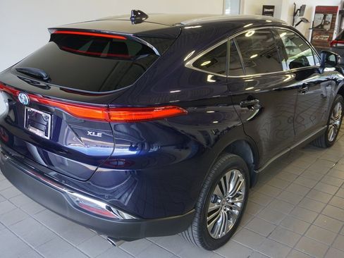 Used 2023 Toyota Venza XLE image 16