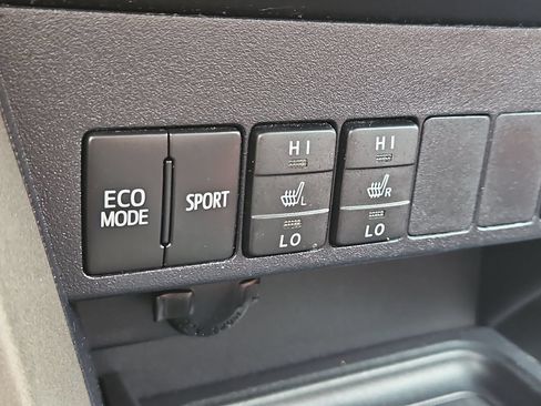 Used 2015 Toyota RAV4 Limited w/ Technology Package FWD image 26