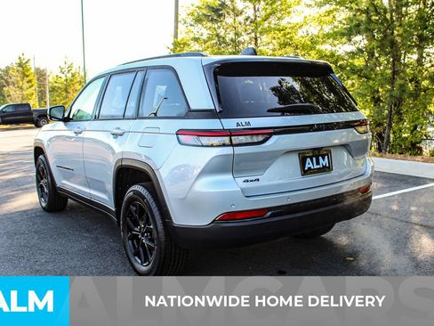 Used 2025 Jeep Grand Cherokee Altitude AWD/4WD image 4
