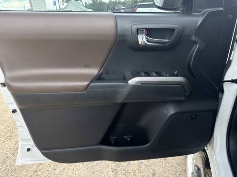 Used 2022 Toyota Tacoma Limited AWD/4WD image 18