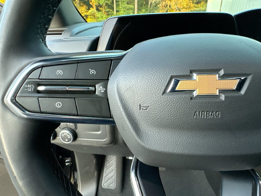 Used 2025 Chevrolet Suburban LS RWD image 17