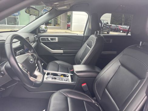 Used 2022 Ford Explorer XLT w/ Equipment Group 202A image 10
