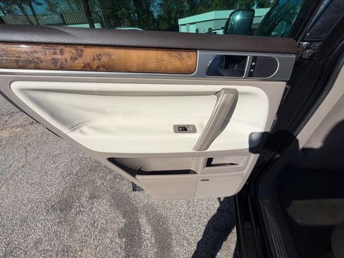 Used 2010 Volkswagen Touareg TDI AWD/4WD image 18