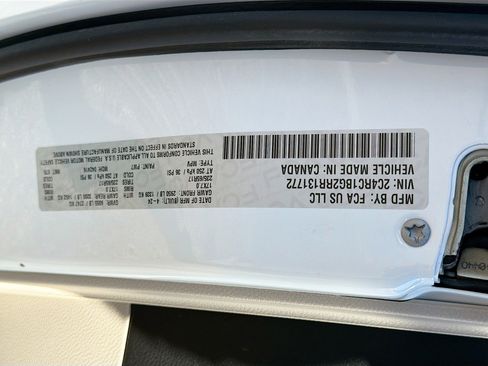 Used 2024 Chrysler Pacifica Touring-L image 43