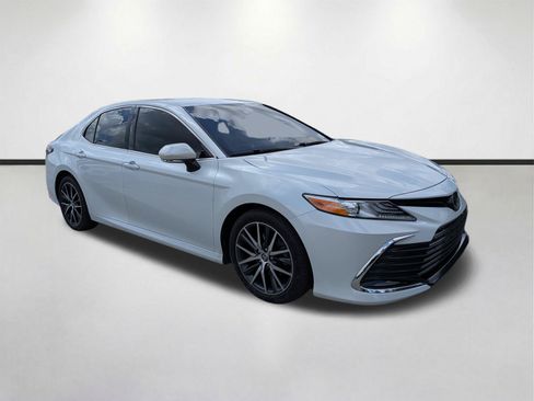 Used 2022 Toyota Camry XLE FWD image 2