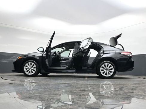 Used 2020 Toyota Camry LE image 38