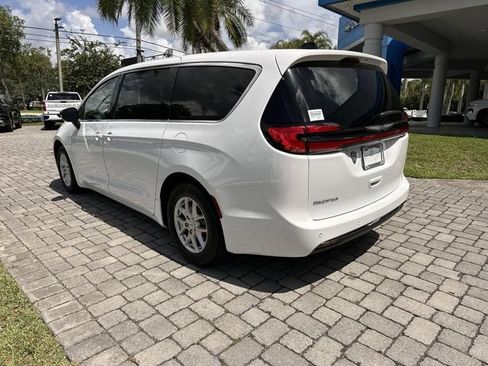 Used 2024 Chrysler Pacifica Touring FWD image 34