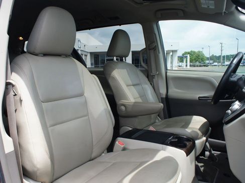 Used 2019 Toyota Sienna XLE w/ XLE Navigation Package FWD image 23