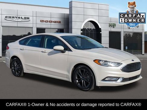 Used 2018 Ford Fusion SE w/ Equipment Group 201A image 2