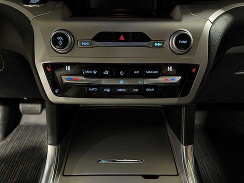 Used 2020 Ford Explorer XLT w/ Equipment Group 202A image 23