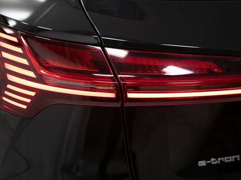 Used 2022 Audi e-tron Premium image 34
