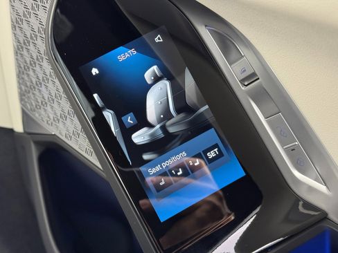 Used 2023 BMW i7 xDrive60 w/ Executive Package 2 image 44