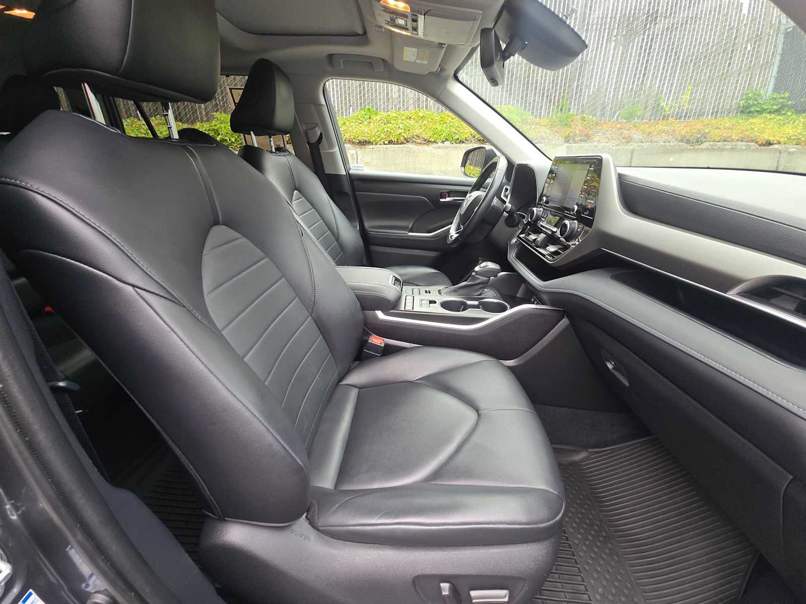 Used 2020 Toyota Highlander XLE AWD/4WD image 11