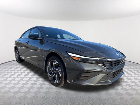 Used 2025 Hyundai Elantra SEL w/ Cargo Package FWD image 3