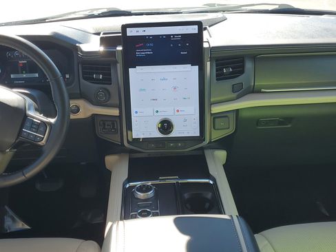 Used 2024 Ford Expedition Platinum image 17