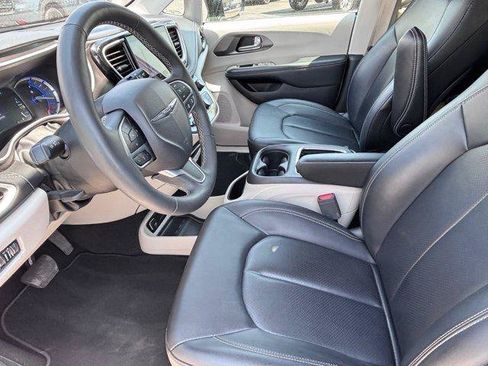 Used 2024 Chrysler Pacifica Limited FWD image 15