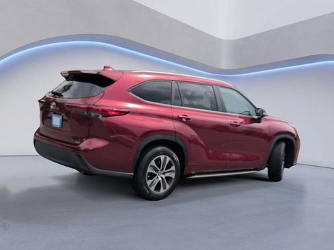 Used 2023 Toyota Highlander XLE FWD image 4