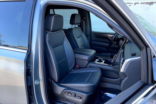 Used 2025 GMC Yukon Elevation w/ Technology Package AWD/4WD image 6