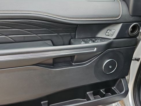 Used 2019 Ford Expedition Max Platinum image 18