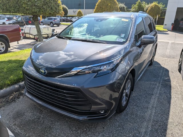 Used 2025 Toyota Sienna XLE FWD image 2