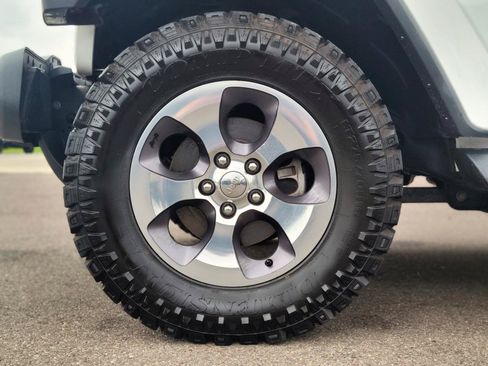 Used 2018 Jeep Wrangler Unlimited Sahara AWD/4WD image 17