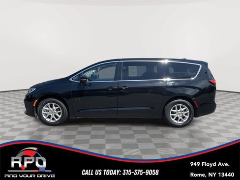Used 2024 Chrysler Pacifica Touring-L FWD image 2