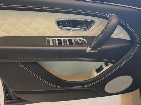 Used 2017 Bentley Bentayga AWD/4WD image 33