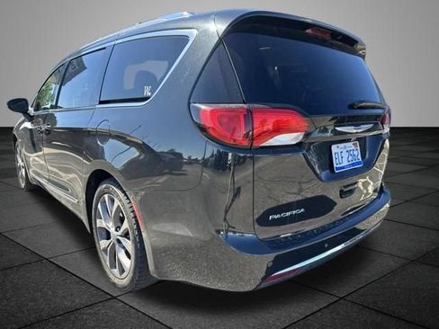 Used 2018 Chrysler Pacifica Limited w/ Tire & Wheel Group FWD image 8