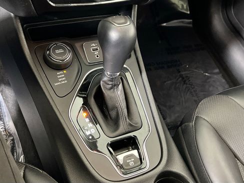 Used 2022 Jeep Cherokee Limited AWD/4WD image 16