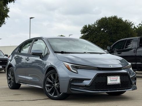 Used 2025 Toyota Corolla SE FWD image 2