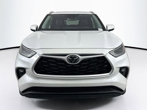 Certified 2022 Toyota Highlander XLE image 3