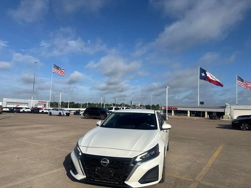 Certified 2023 Nissan Altima 2.5 SV FWD image 5