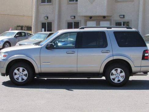 Used 2008 Ford Explorer XLT image 2