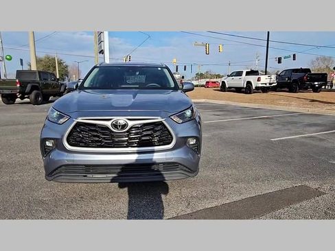 Used 2022 Toyota Highlander XLE image 18