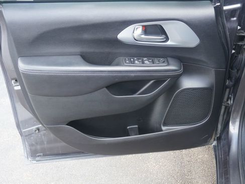 Used 2020 Chrysler Pacifica Touring w/ S Appearance Package FWD image 10